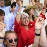 La conseillère fédérale Elisabeth Baume-Schneider et son mari Pierre-André chantent la Rauracienne en se tenant les mains lors du 118e Marche-Concours.